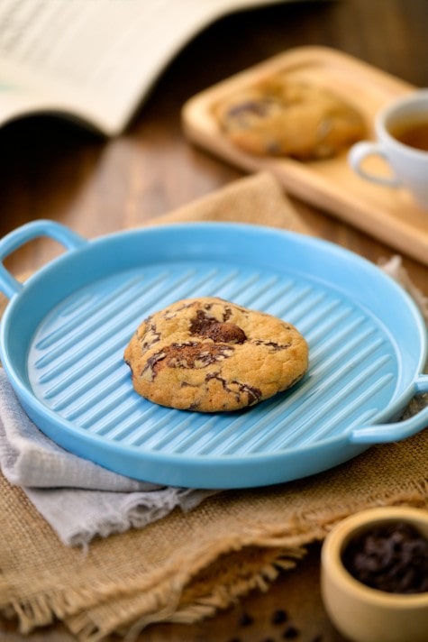 SOFT-BAKED MACADAMIA CHOCOLATE CHIP COOKIES